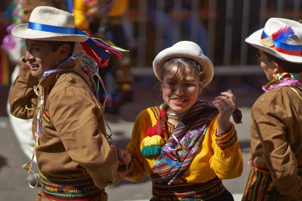 Oruro ボリビア 2017年2月26日 毎年恒例のカーニバルでボリビアのアルチプラーノの鉱山街をパレードする際に行われる人々の華やかな衣装 — ストック写真