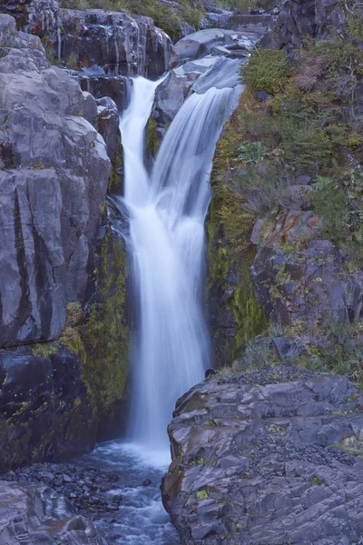 Salto Las Chilcas dans le parc national de Laguna de Laja — Photo