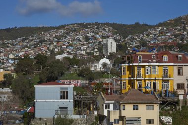 VALPARAISO, ŞİLİ - SEPTEMBER 04, 2015: Şili 'nin UNESCO Dünya Mirası kentindeki renkli evler.