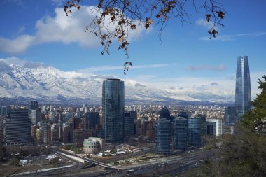 Santiago, Şili - 15 Haziran 2017: Şehir Santiago, Şili, başkenti bir taze sonra kışın düşmek kar.