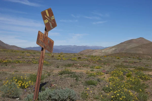 Old railway sign in the Atacama Desert — Stock Photo, Image