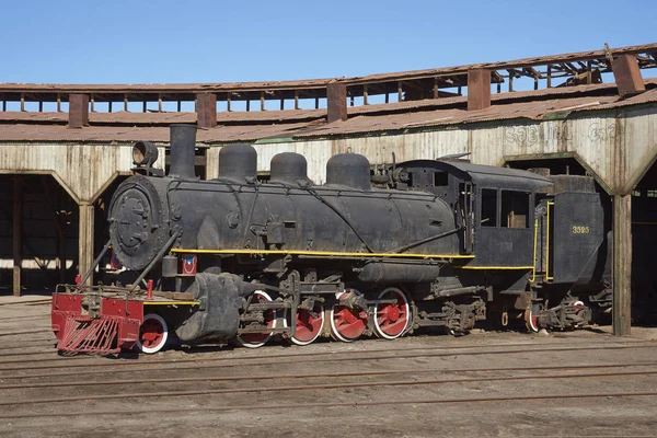 Исторический локомотив на вокзале Бакедано — стоковое фото