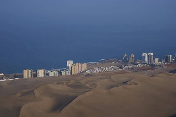 Město Iquique na pobřeží Severního Chile — Stock fotografie