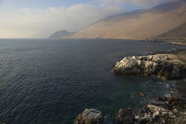 Atacama woestijn voldoet aan de Stille Oceaan — Stockfoto