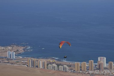 Yamaç paraşütü kuzey Şili'deki Iquique üzerinde