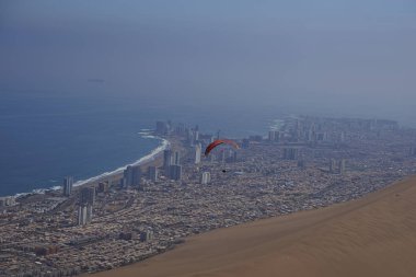 Yamaç paraşütü kuzey Şili'deki Iquique üzerinde