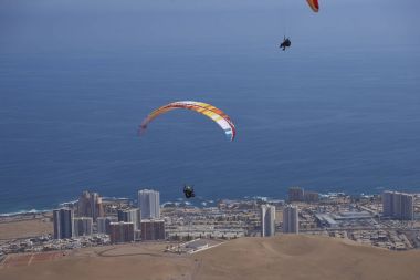 Yamaç paraşütü kuzey Şili'deki Iquique üzerinde
