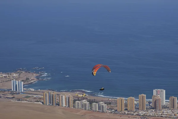 Parapente sobre Iquique no norte do Chile — Fotografia de Stock