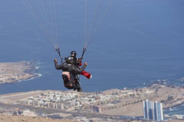 Yamaç paraşütü Iquique Şili sahil üzerinde üzerinde