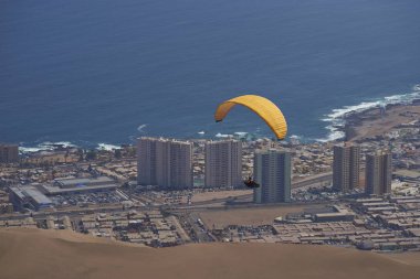 Yamaç paraşütü kuzey Şili'deki Iquique üzerinde