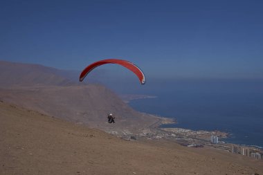 Yamaç paraşütü kuzey Şili'deki Iquique üzerinde