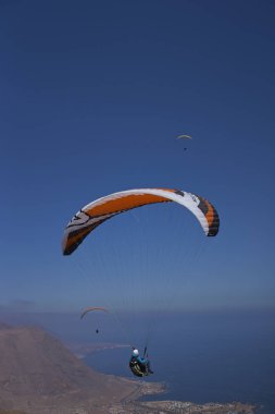 Yamaç paraşütü kuzey Şili'deki Iquique üzerinde