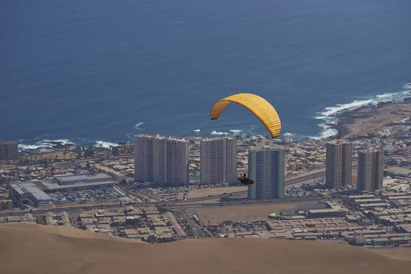 Yamaç paraşütü kuzey Şili'deki Iquique üzerinde
