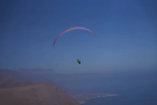 Paragliding nad Iquique v severním Chile — Stock fotografie