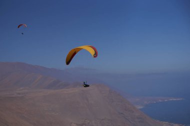 Yamaç paraşütü kuzey Şili'deki Iquique üzerinde