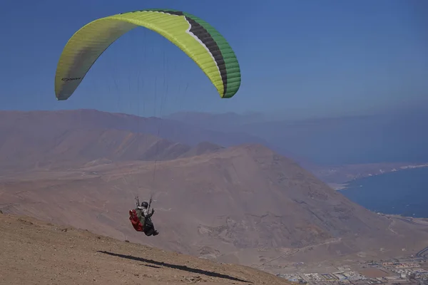 Paralotniarstwo w Iquique w północnym Chile — Zdjęcie stockowe