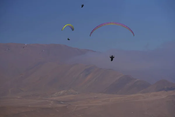 Parapente sobre Iquique no norte do Chile — Fotografia de Stock