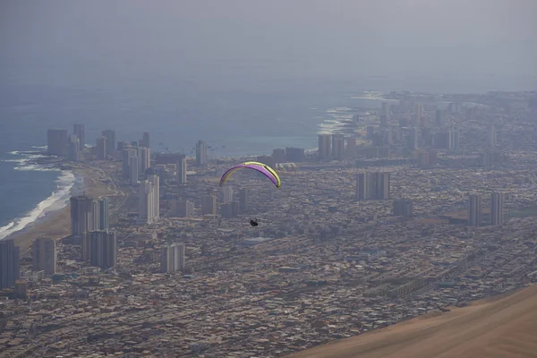 Parapente sobre Iquique no norte do Chile — Fotografia de Stock