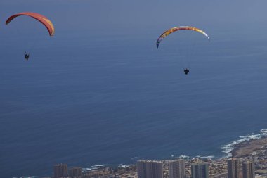 Yamaç paraşütü kuzey Şili'deki Iquique üzerinde