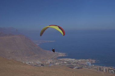 Yamaç paraşütü kuzey Şili'deki Iquique üzerinde