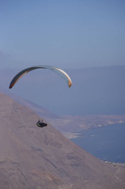 Yamaç paraşütü kuzey Şili'deki Iquique üzerinde