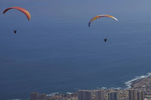 Політ на параплані над Iquique в північному Чилі — стокове фото