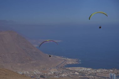 Yamaç paraşütü kuzey Şili'deki Iquique üzerinde