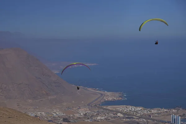 Політ на параплані над Iquique в північному Чилі — стокове фото