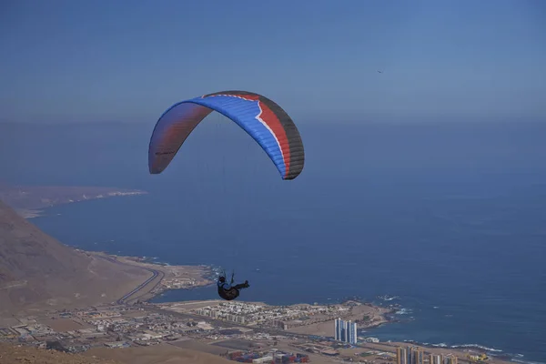 Політ на параплані над Iquique в північному Чилі — стокове фото