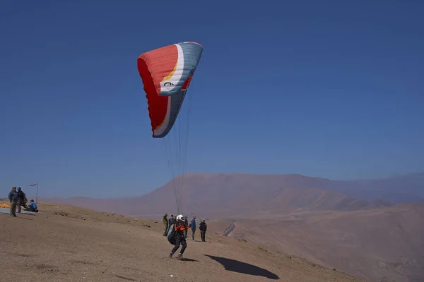 Iquique Região Tarapaca Chile Agosto 2017 Parapente Descolando Sobre Cidade — Fotografia de Stock