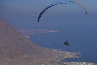 Yamaç paraşütü kuzey Şili'deki Iquique üzerinde