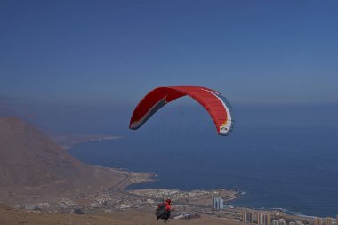 Yamaç paraşütü kuzey Şili'deki Iquique üzerinde