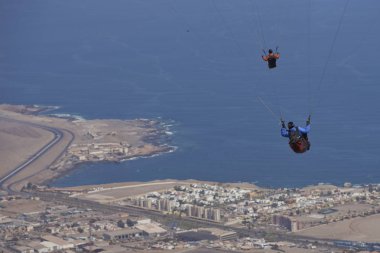 Yamaç paraşütü kuzey Şili'deki Iquique üzerinde