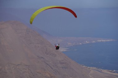 Yamaç paraşütü kuzey Şili'deki Iquique üzerinde