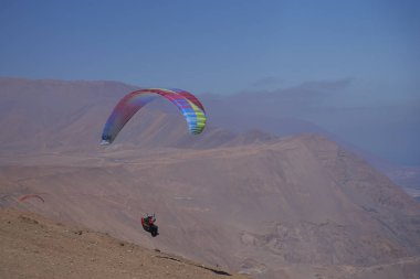 Yamaç paraşütü kuzey Şili'deki Iquique üzerinde