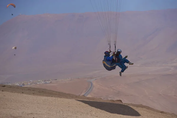 Paragliding nad Iquique na pobřeží Chile — Stock fotografie