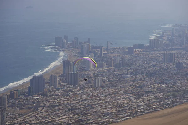 Parapente sobre Iquique no norte do Chile — Fotografia de Stock