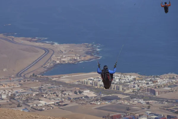 Parapente sobre Iquique no norte do Chile — Fotografia de Stock