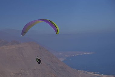 Yamaç paraşütü kuzey Şili'deki Iquique üzerinde
