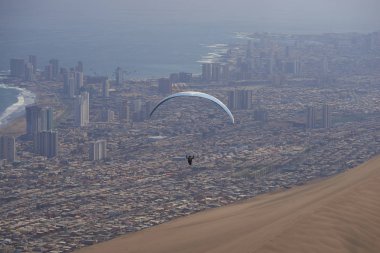 Yamaç paraşütü kuzey Şili'deki Iquique üzerinde