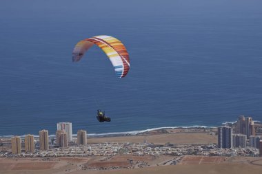 Yamaç paraşütü Iquique üzerinde