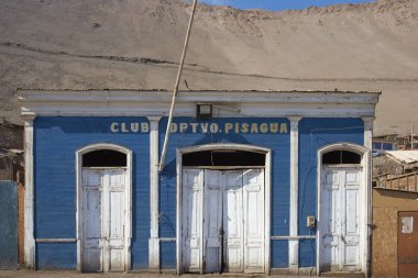 Pisagua, Tarapaca bölge, Şili - 21 Ağustos 2017: Ahşap binalarının baştan Pisagua kıyı kasaba kuzey Şili'deki Atacama çölde nitrat madencilik.