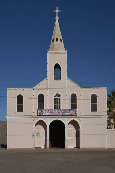 タラパカ州フアラ2017年8月21日 チリ北部タラパカ州フアラ町の歴史的教会 イグレシア サンティッシモ レンデノール — ストック写真