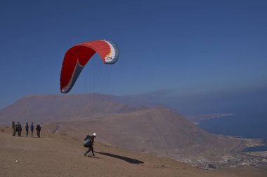 Iquique, Tarapaca bölge, Şili - 20 Ağustos 2017: Iquique kıyı şehri kuzey Şili sahil üzerinde üzerinde kalktıktan yamaçparaşütü.