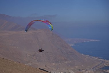 Yamaç paraşütü Iquique üzerinde