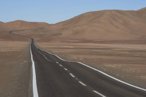 Camino a través del desierto de Atacama — Foto de Stock