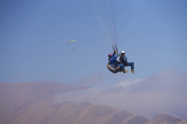 Iquique, Tarapaca bölge, Şili - 20 Ağustos 2017: Iquique kıyı şehri kuzey Şili sahil üzerinde yamaç paraşütü.
