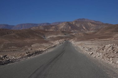 Yolda küçük kasaba Putre Dağları kuzey Şili'nda Tarih için Atacama Çölü'nden Arica deniz kenarı.