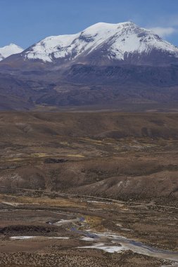 Kar pik volkan Dağları kuzey Şili Lauca Millî Parkı'nda yüksek Lauca Nehri Vadisi üzerinde yükselen Guallatiri şapkalı.