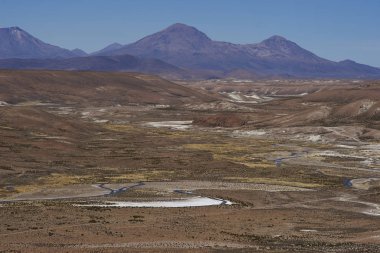 Lauca Nehri üzerinde Dağları kuzey Şili Lauca Millî Parkı'nda yüksek geniş vadi.